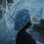 Münster w deszczowy dzień: plan zwiedzania z muzeami i ciepłymi przystankami Kobieta z przeźroczystą parasolką na deszczowej ulicy w Münster