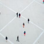 Spacerowicze na rozległym placu w centrum Stuttgartu