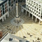 Widok z góry na nowoczesny miejski plac z ludźmi w centrum miasta