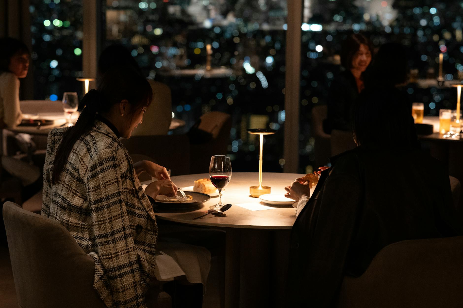 Wieczorna kolacja z wykwintnymi, artystycznie podanymi daniami