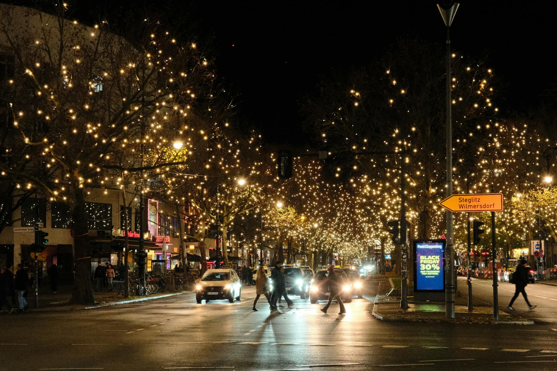 Berlińska ulica nocą ozdobiona świątecznymi lampkami