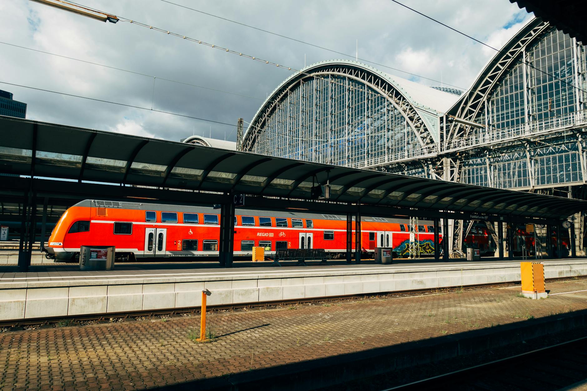 Czerwony pociąg na peronie dworca Frankfurt Hauptbahnhof