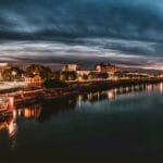 Illuminowana panorama Drezna o zmierzchu odbijająca się w Łabie