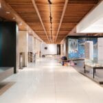 Jasny, nowoczesny korytarz wystawowy w muzeum Albertinum w Dreźnie