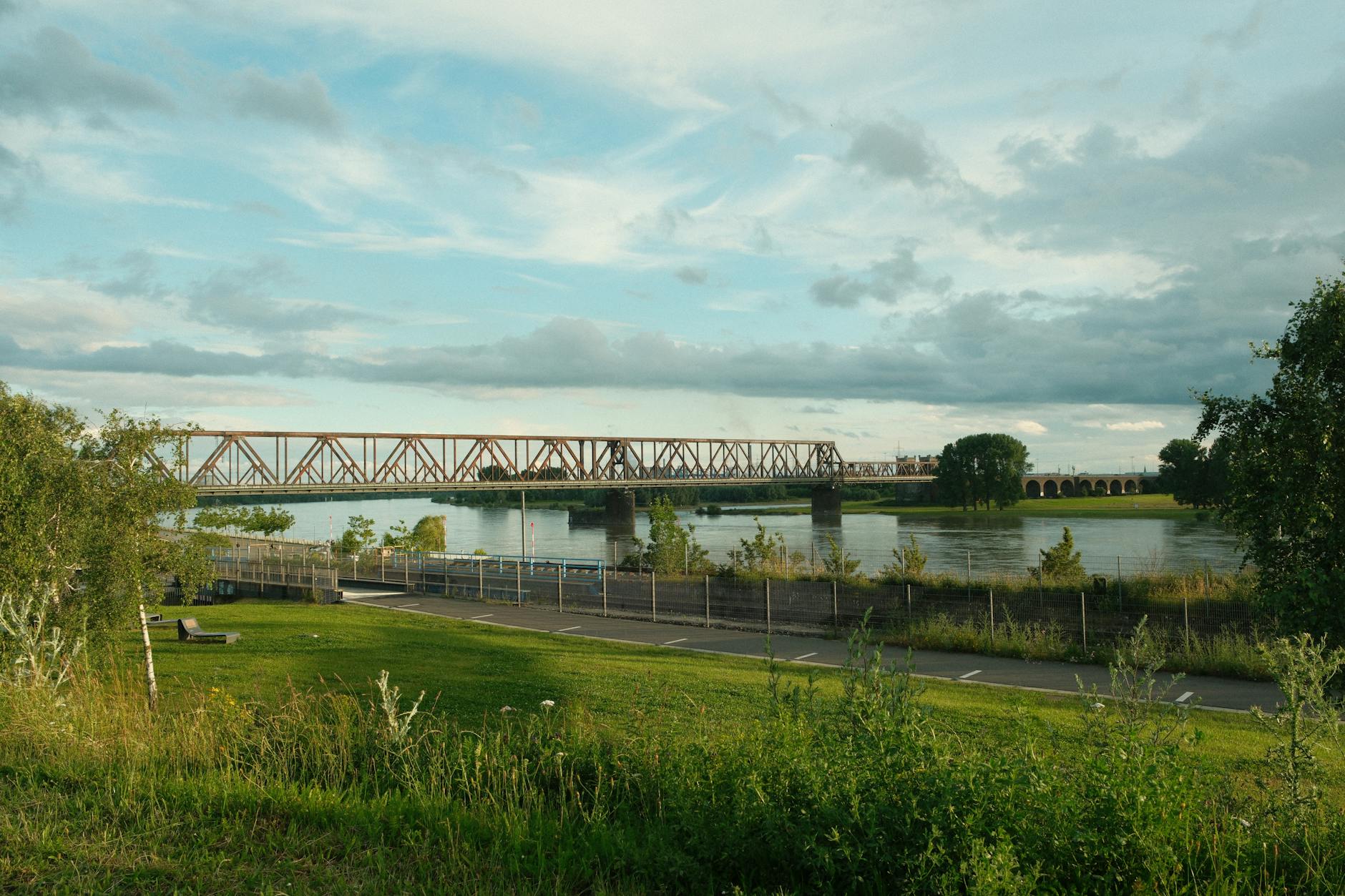 Letni widok mostu nad rzeką w Duisburgu