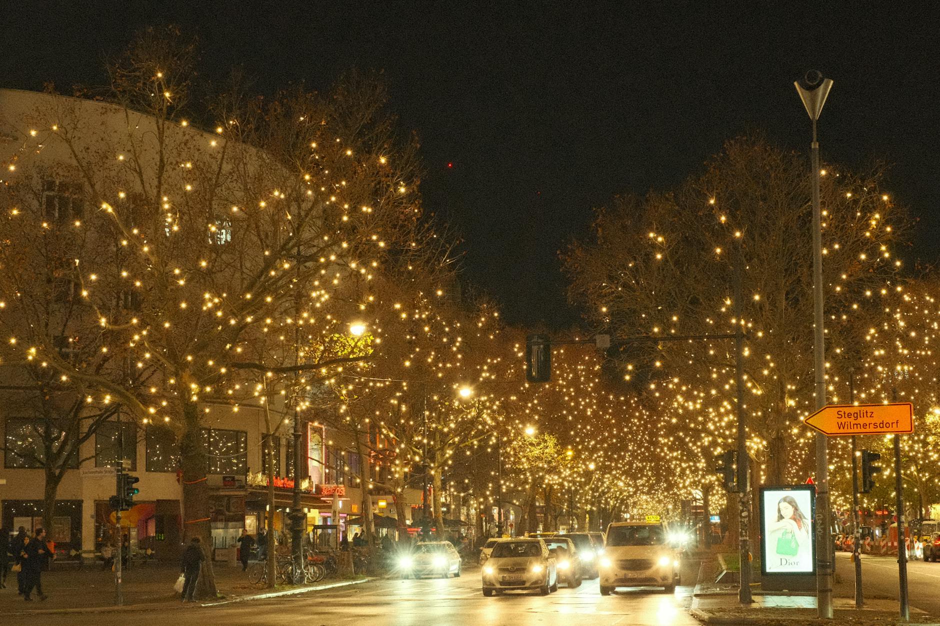 Nocna ulica Berlina ozdobiona świątecznymi lampkami