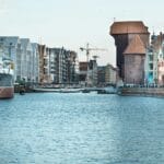 Stare Miasto w Gdańsku z zabytkowymi kamienicami nad Motławą