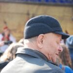 Starszy mężczyzna w kapeluszu na plenerowym festiwalu w Krakowie