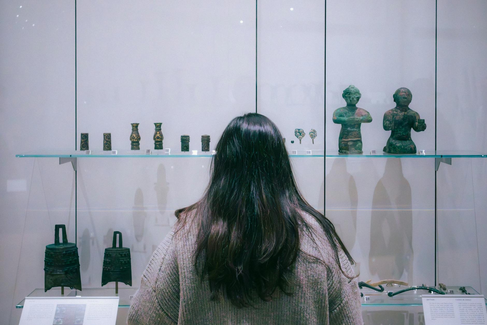 Zwiedzający ogląda starożytne rzeźby w sali muzeum w Kolonii