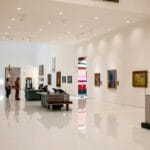 Zwiedzający oglądają obrazy w nowoczesnym muzeum sztuki w Dreźnie