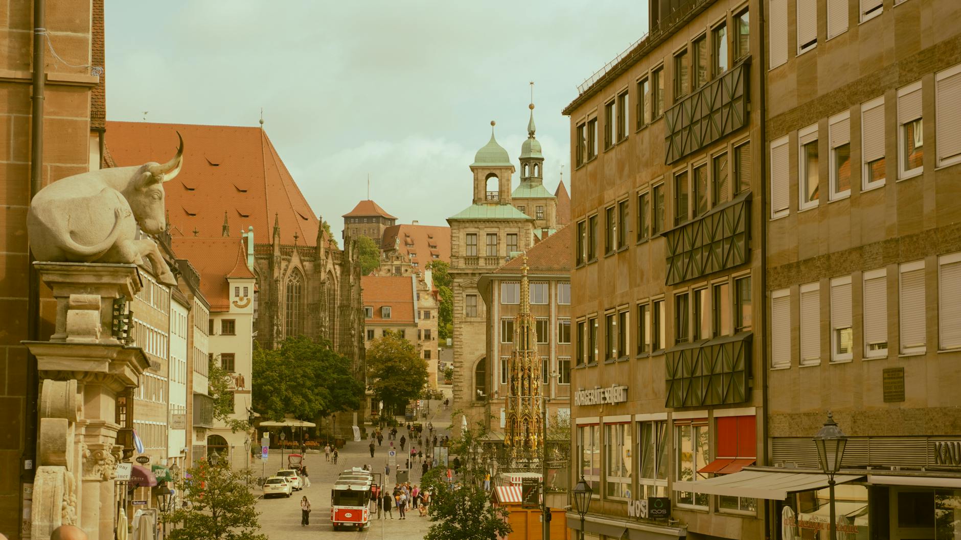 Historyczna ulica w Norymberdze z zabytkowymi kamienicami