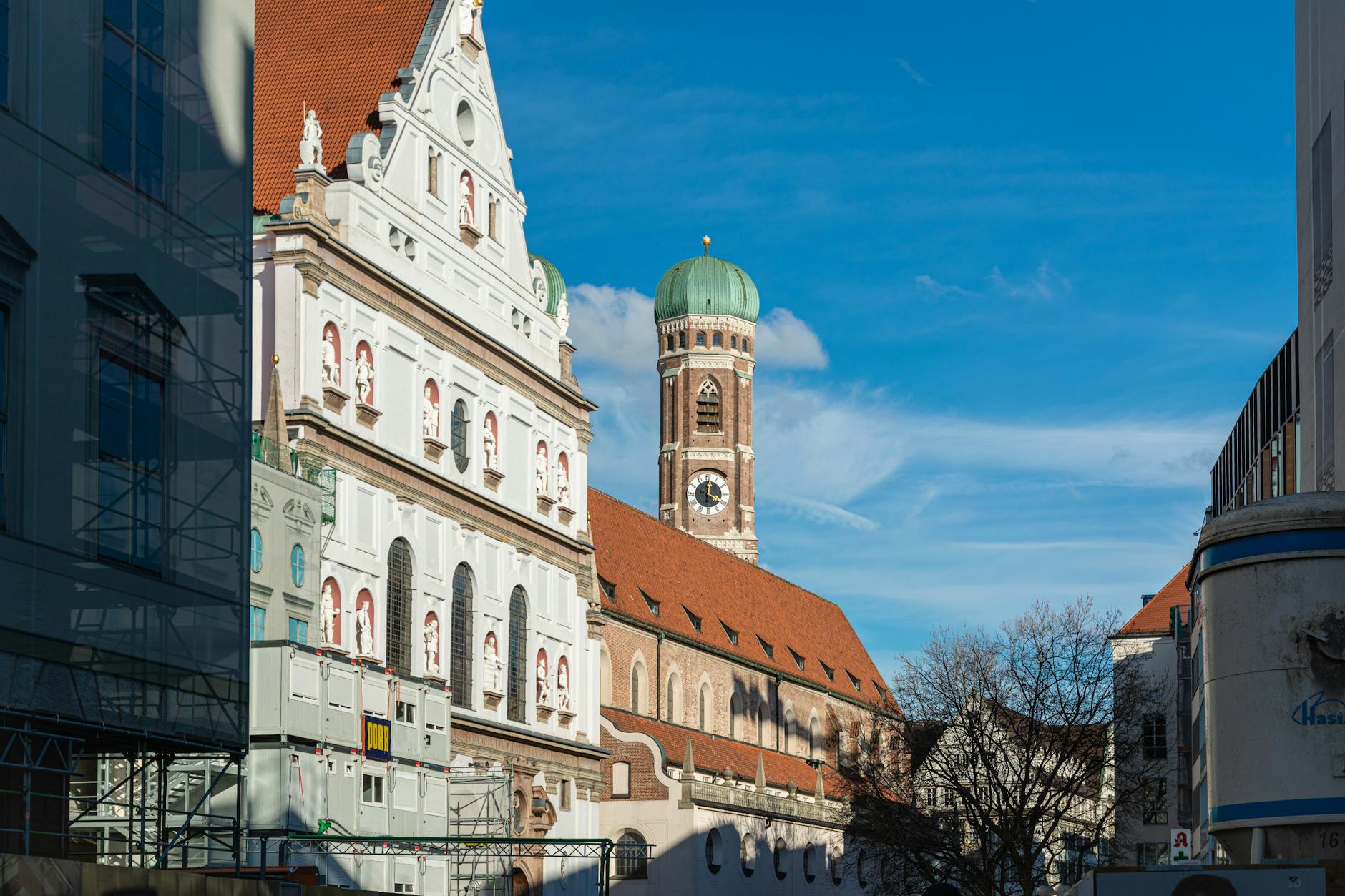 Kościół św. Michała i wieże Frauenkirche w centrum Monachium