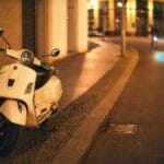 Biały skuter zaparkowany nocą na ulicy w Berlinie