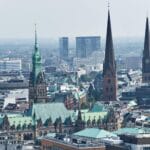 Lotniczy widok na ratusz w Hamburgu i panoramę miasta