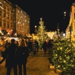 Nocny jarmark bożonarodzeniowy w Bielefeld, oświetlone stragany i tłum