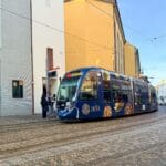 Nowoczesny tramwaj na tle zabytkowych kamienic w centrum Bielefeld