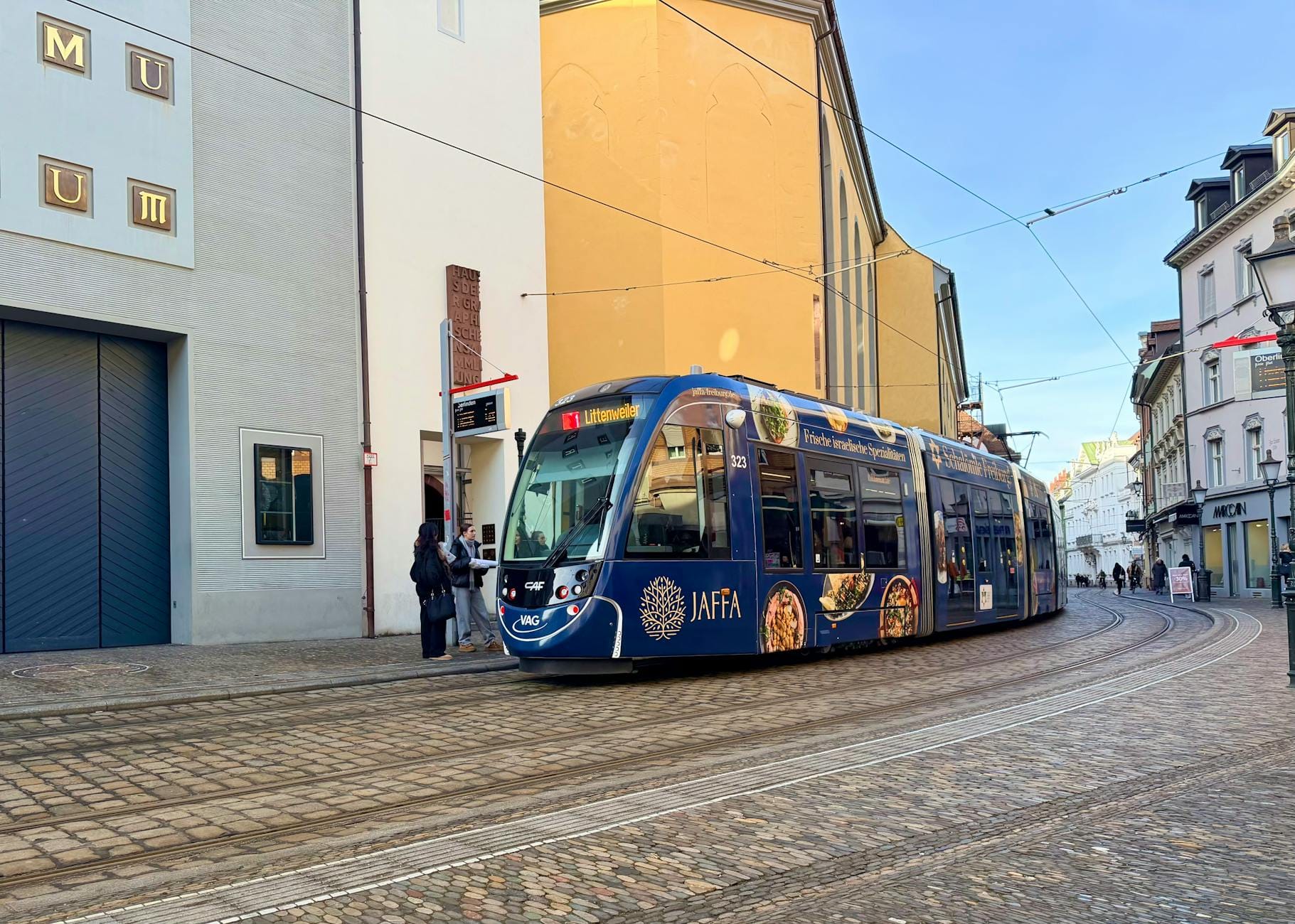 Nowoczesny tramwaj na tle zabytkowych kamienic w centrum Bielefeld