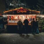 Oświetlone stoisko z naleśnikami na jarmarku świątecznym w Bielefeld