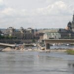 Panorama historycznego centrum Drezna nad spokojną rzeką Łabą