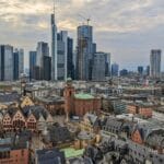 Panorama nowoczesnej panoramy Frankfurtu nad Menem widziana z lotu ptaka