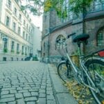 Rower przy zabytkowej kamienicy na brukowanej ulicy w centrum Bielefeldu