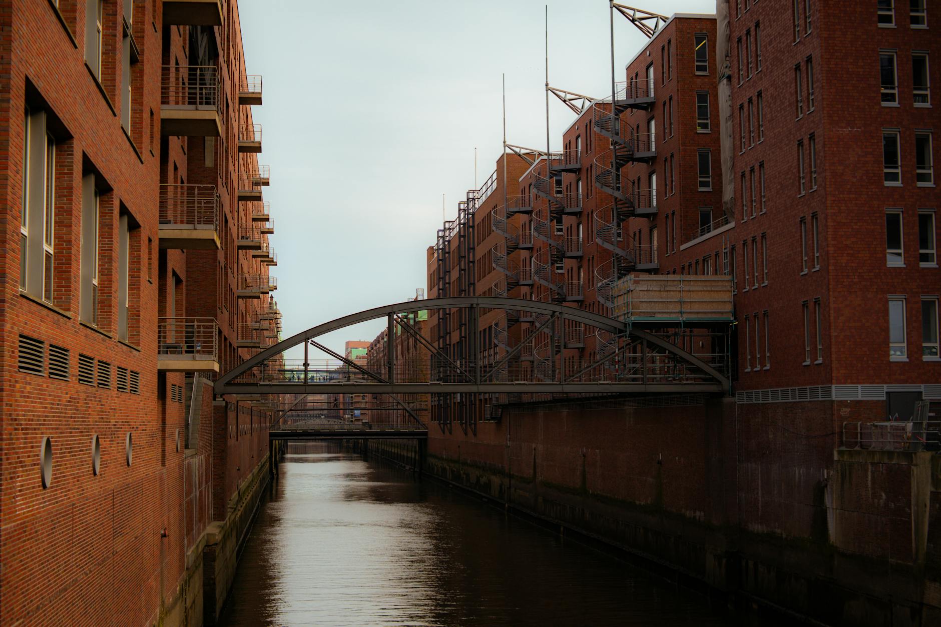 Speicherstadt w Hamburgu z ceglaną zabudową i kanałem