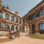 Turyści podziwiają barokowe budynki zespołu pałacowego Zwinger w Dreźnie