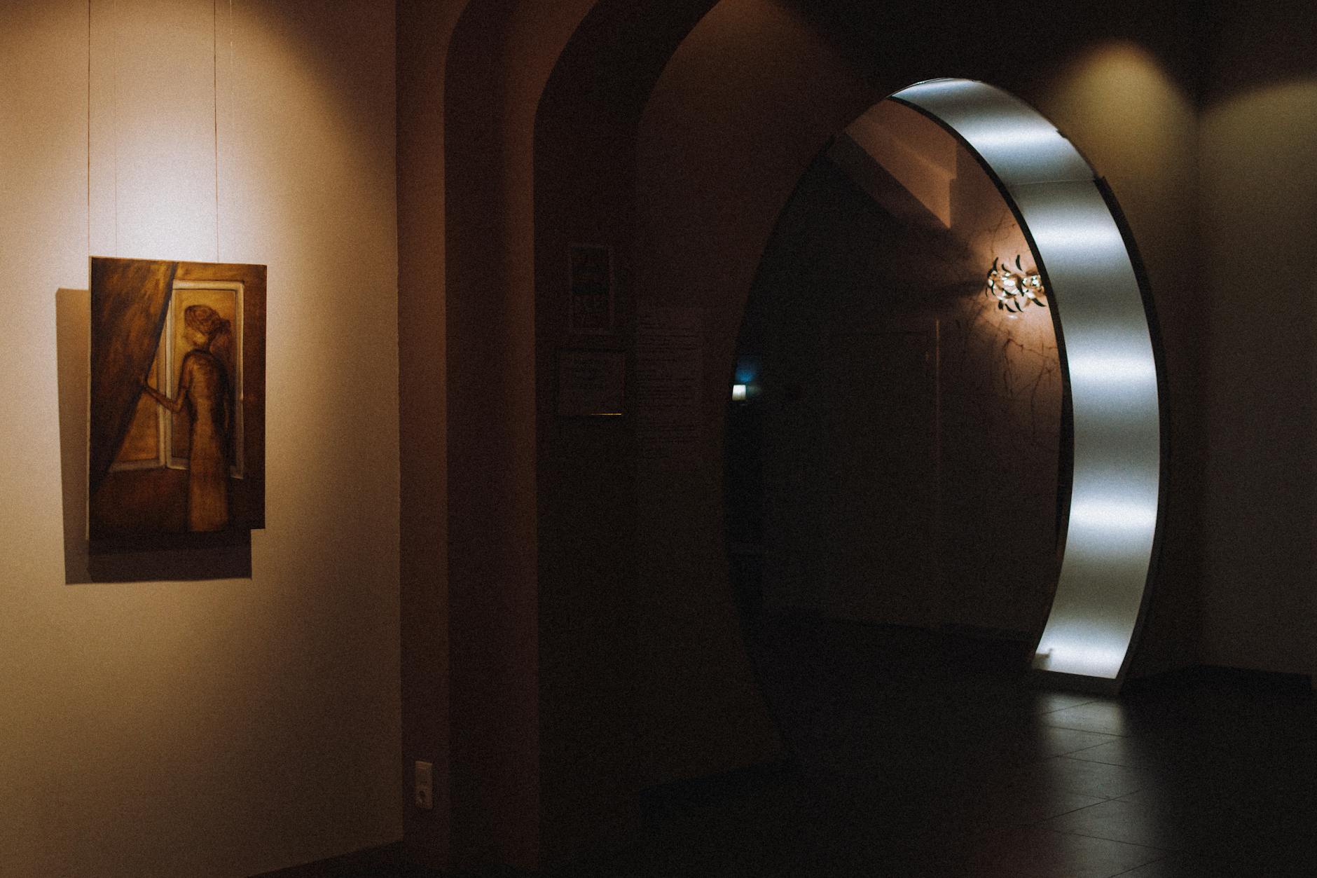 Elegancki korytarz muzeum w Kolonii z obrazem i podświetlonym łukiem