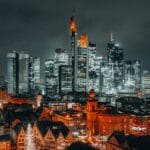 Najlepsze widoki na skyline Frankfurtu: gdzie i kiedy Nocny skyline Frankfurtu z oświetlonymi wieżowcami i zabytkowymi budynkami