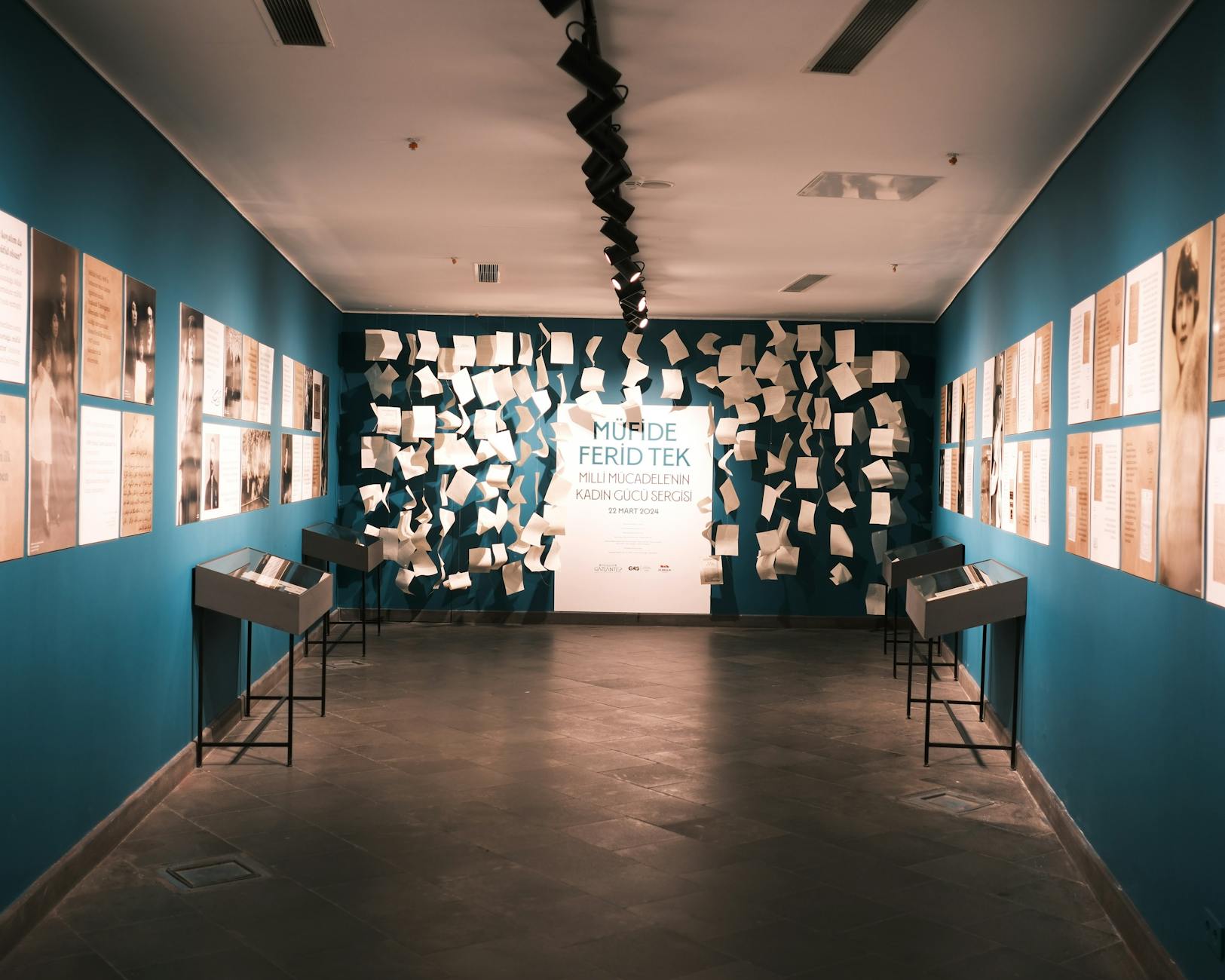 Nowoczesna galeria sztuki w Kolonii z zawieszoną instalacją z papieru