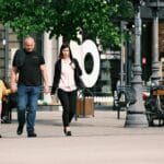 Rodzina spaceruje deptakiem handlowym w centrum Stuttgartu