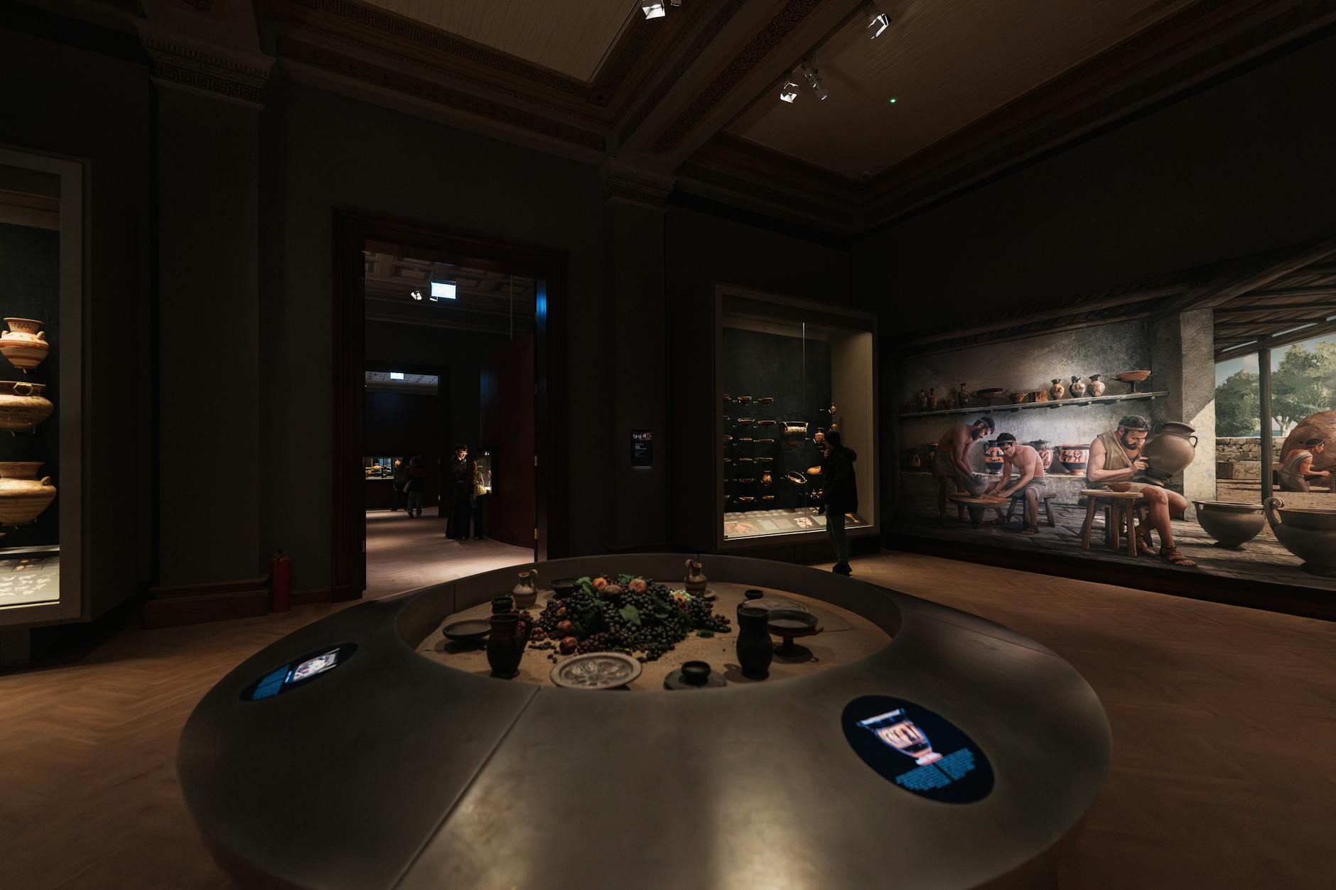 Wnętrze muzeum archeologicznego z antycznymi rzeźbami i eksponatami