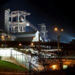 Nocna iluminacja stalowych konstrukcji kompleksu Zollverein w Essen