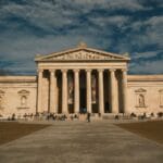 Muzeum Glyptoteka w Monachium z kolumnami i turystami przed wejściem