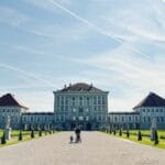 Pałac Nymphenburg w Monachium w słoneczny dzień, turyści spacerują