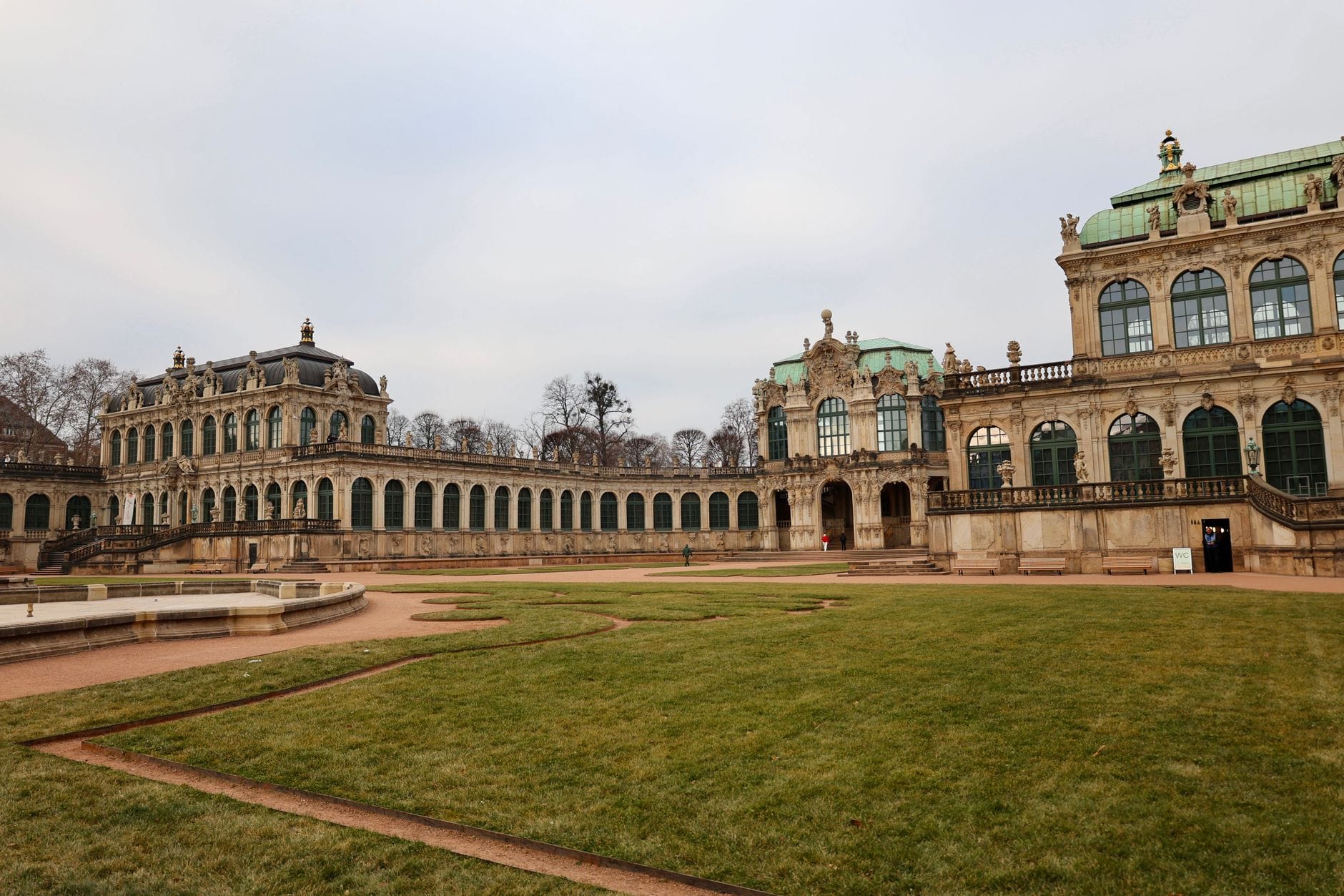 Pałac Zwinger w Dreźnie, barokowa architektura i zielone trawniki