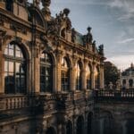 Pałac Zwinger w Dreźnie o zachodzie słońca, barokowa architektura