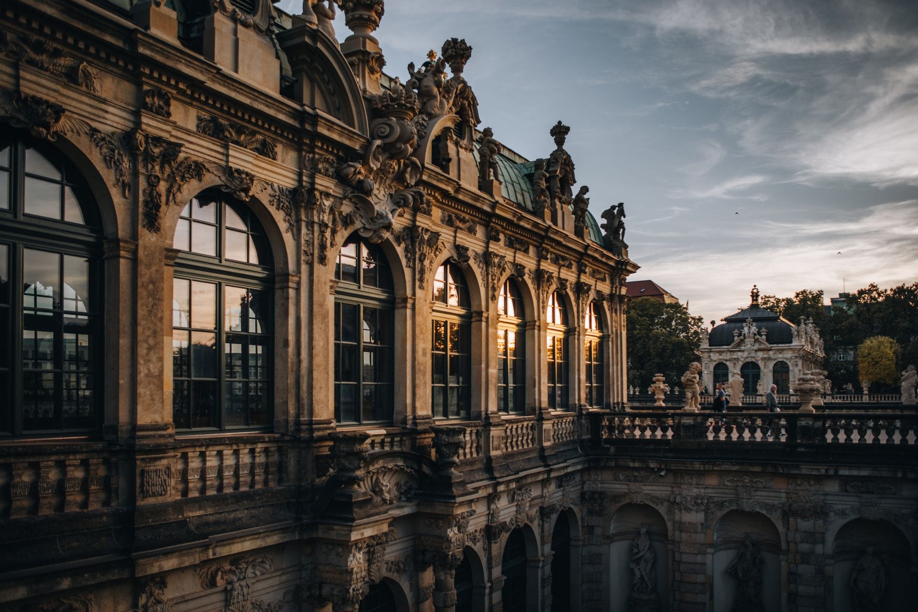 Pałac Zwinger w Dreźnie o zachodzie słońca, barokowa architektura