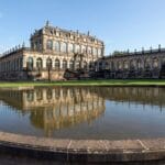 Pałac Zwinger w Dreźnie odbijający się w stawie w słoneczny dzień