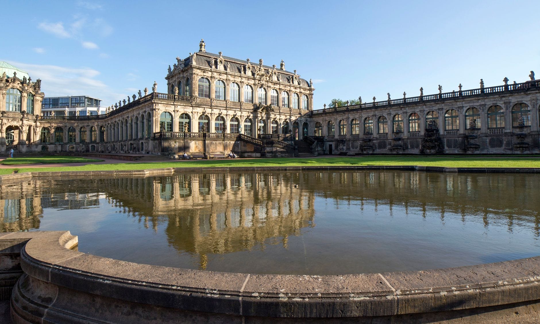 Pałac Zwinger w Dreźnie odbijający się w stawie w słoneczny dzień