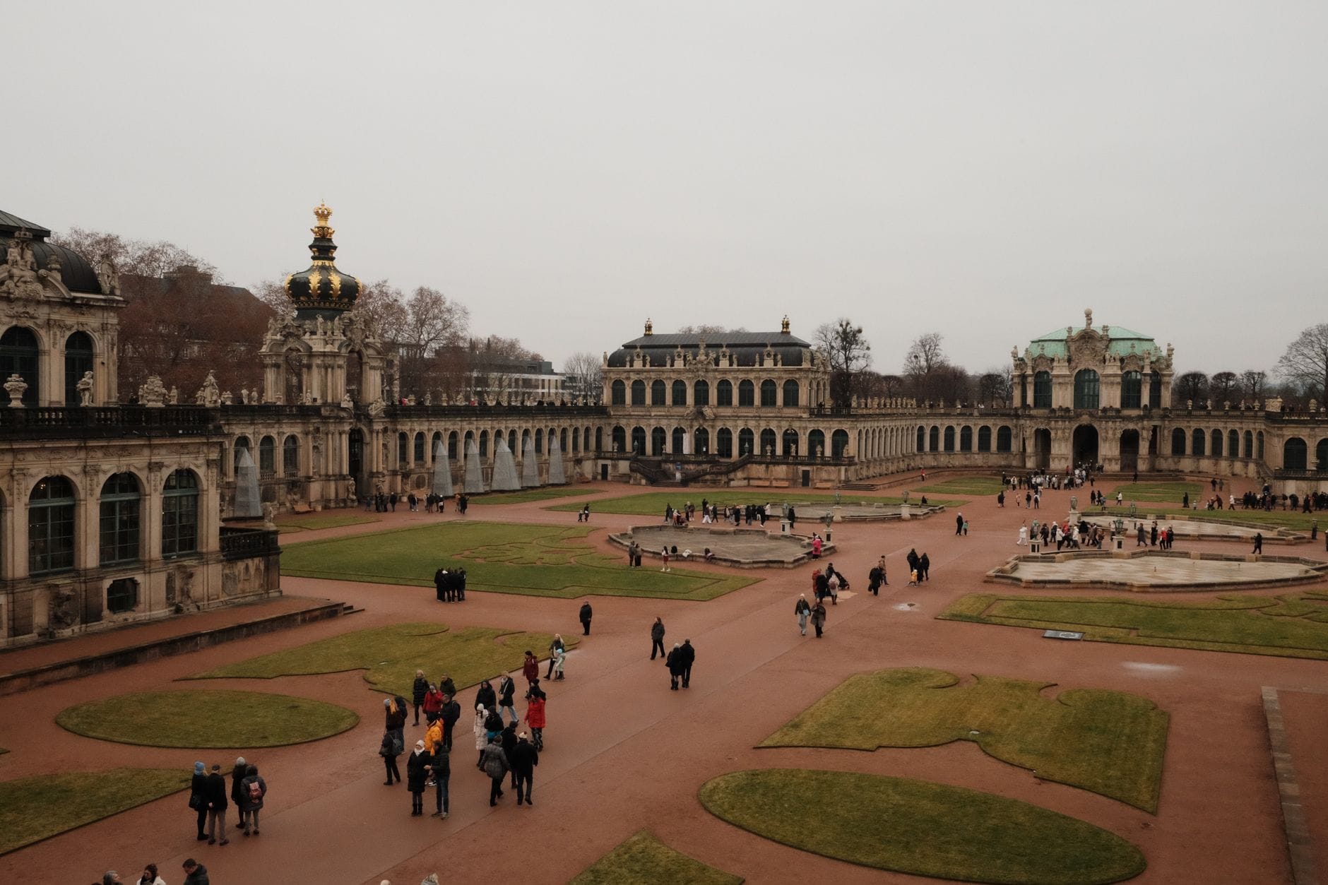 Panorama dziedzińca Zwingeru w Dreźnie z turystami i barokową fasadą