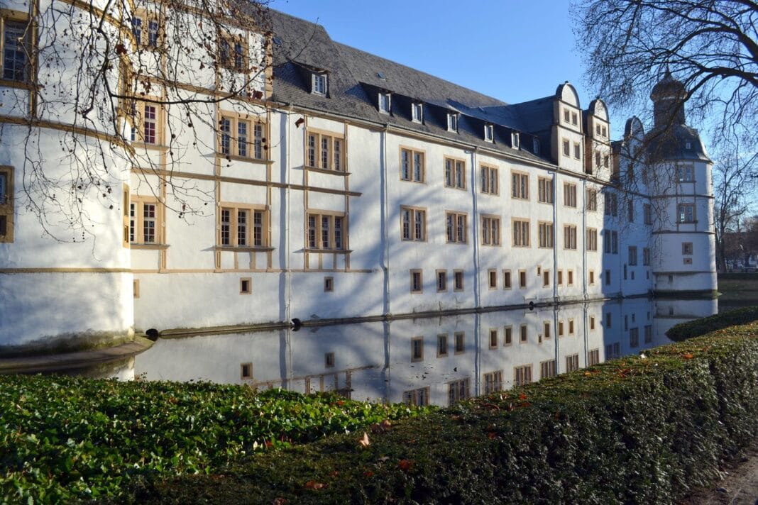 Schloss Neuhaus w P