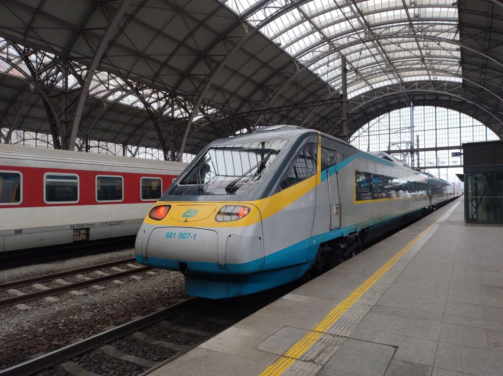 Pociąg PKP Intercity czy Flixbus do Berlina? Porównanie czasu podróży, cen i komfortu