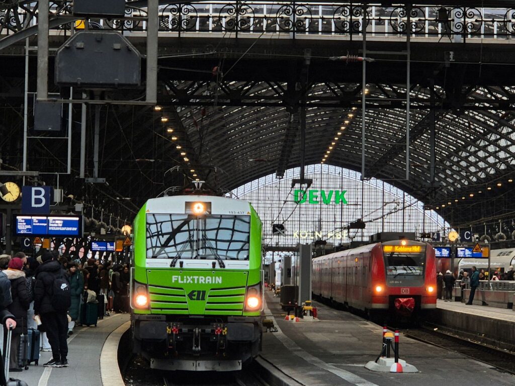 Pociąg PKP Intercity czy Flixbus do Berlina? Porównanie czasu podróży, cen i komfortu