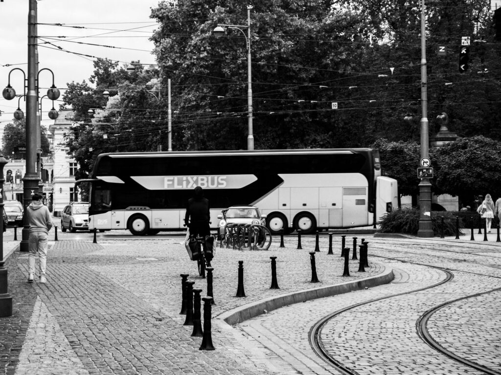 Pociąg PKP Intercity czy Flixbus do Berlina? Porównanie czasu podróży, cen i komfortu