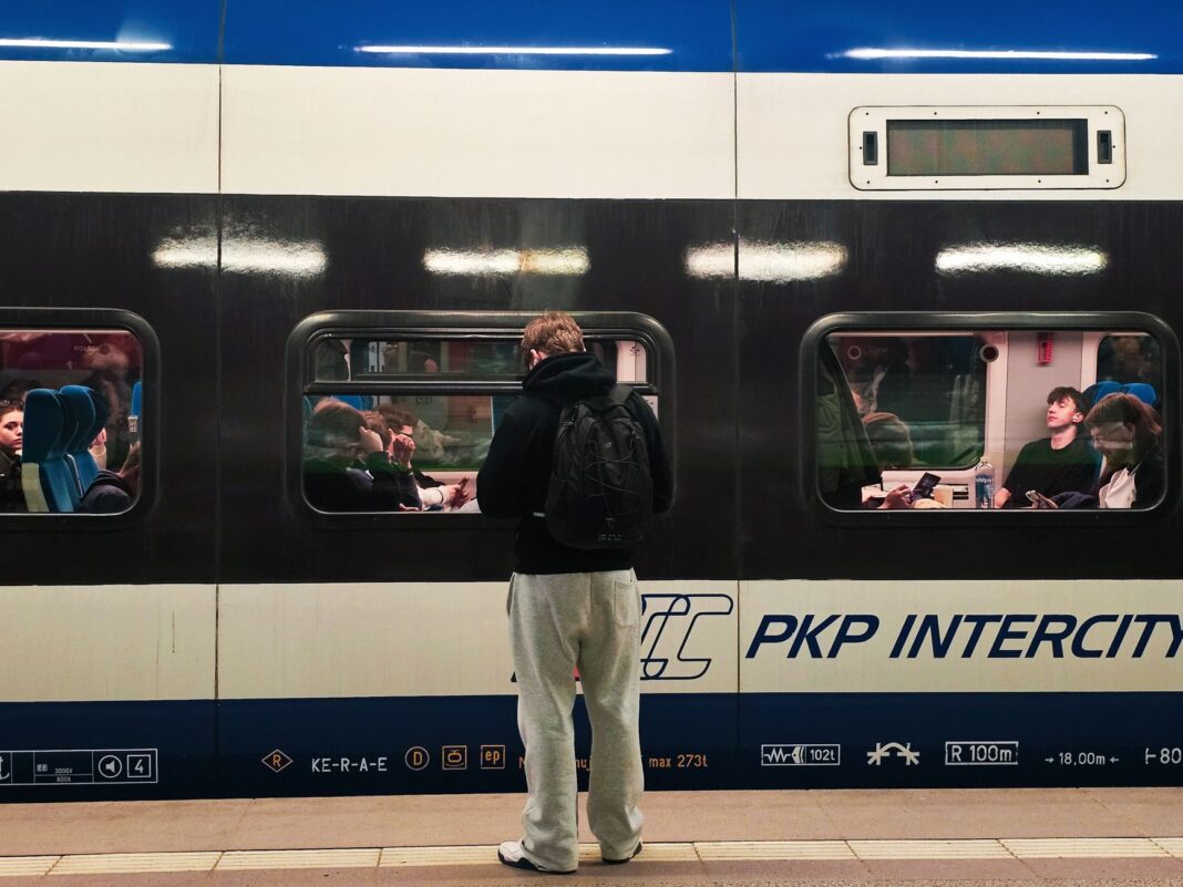 Pociąg PKP Intercity czy Flixbus do Berlina? Porównanie czasu podróży, cen i komfortu