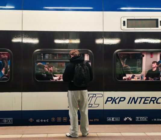 Pociąg PKP Intercity czy Flixbus do Berlina? Porównanie czasu podróży, cen i komfortu