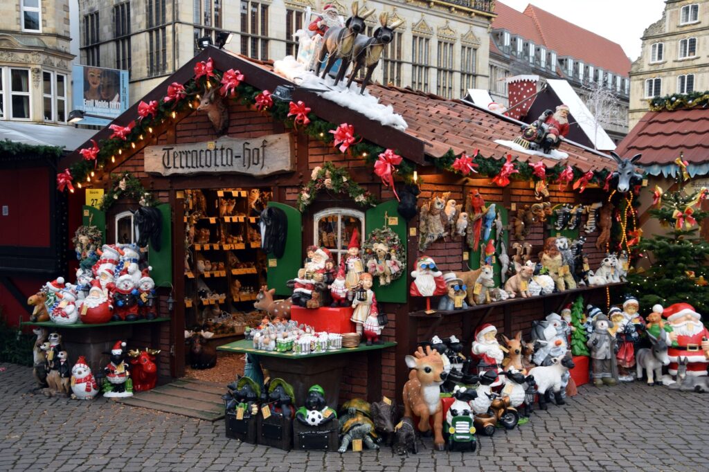 Świąteczne stoisko na jarmarku bożonarodzeniowym w Bremie